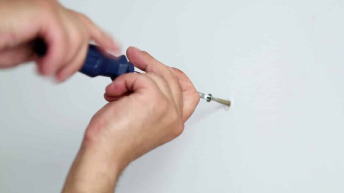 economize-dinheiro-com-esta-receita-para-remover-marcas-de-orificios-e-parafusos-de-parede