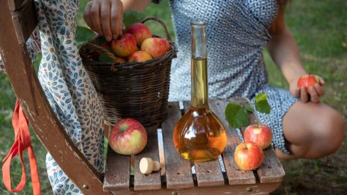 como-aplicar-vinagre-de-maca-para-eliminar-rugas-e-suavizar-linhas-de-expressao-rapidamente