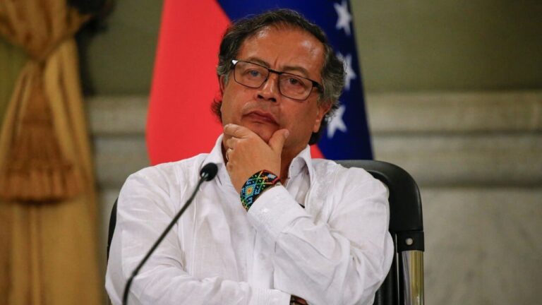 o-aviao-do-presidente-colombiano-teria-enfrentado-dificuldades-para-reabastecer-em-madri-devido-as-sancoes-americanas