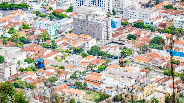 cidade-mineira-encanta-viajantes-com-suas-fontes-termais-e-charme-europeu