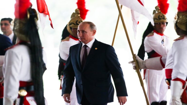 russia-reage-aos-eua-e-ameaca-reiniciar-testes-nucleares-em-meio-a-um-clima-de-guerra-fria