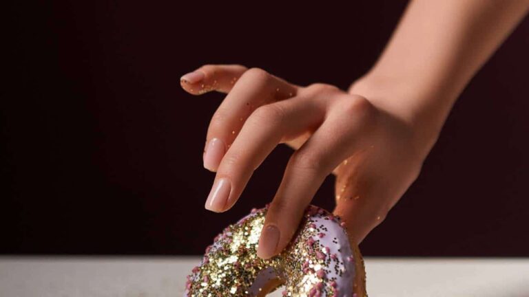e-definitivo,-4-marcas-de-glitter-para-decoracao-de-doces-com-material-plastico-estao-suspensas-pela-anvisa