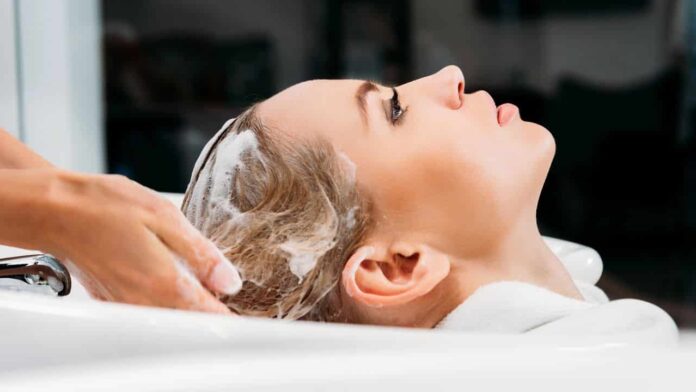dez-shampoos-baratos-que-cobrem-cabelos-grisalhos-sem-usar-produtos-quimicos-agressivos-no-cabelo