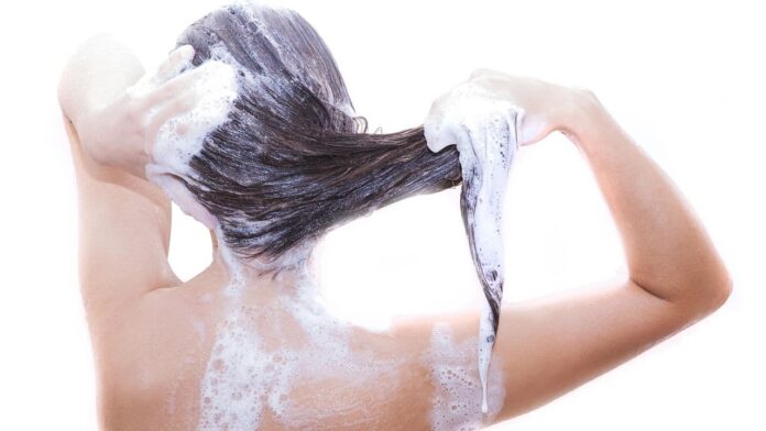 alivio-para-couro-cabeludo-sensivel-com-shampoo-desenvolvido-para-maiores-de-35-anos
