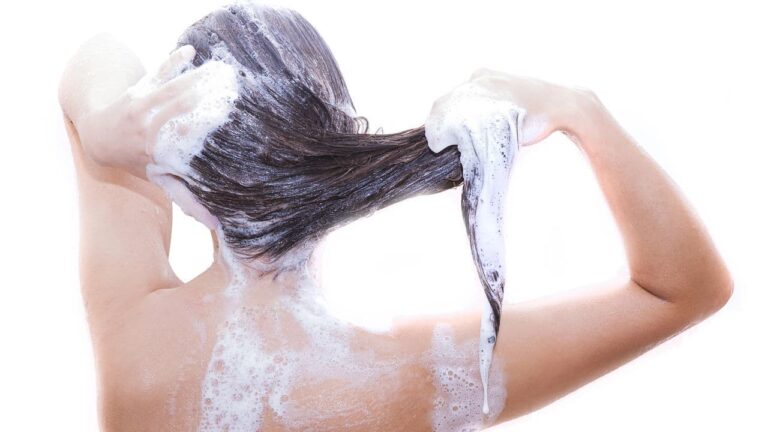 alivio-para-couro-cabeludo-sensivel-com-shampoo-desenvolvido-para-maiores-de-35-anos