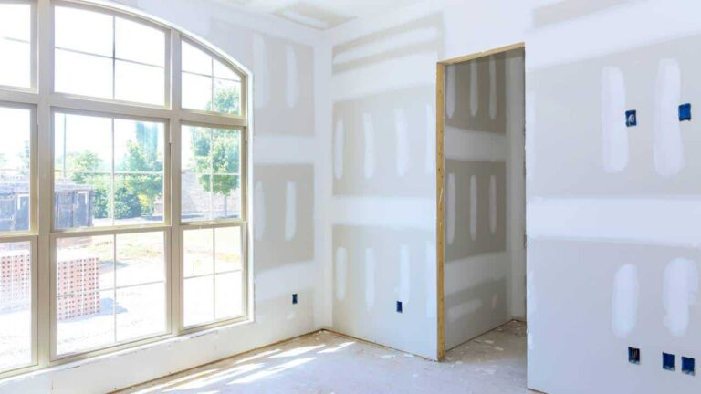 adeus-frageis-paredes-de-drywall-e-o-motivo-do-aumento-da-construcao-com-madeira-reaproveitada-e-paineis-de-plastico-reciclado