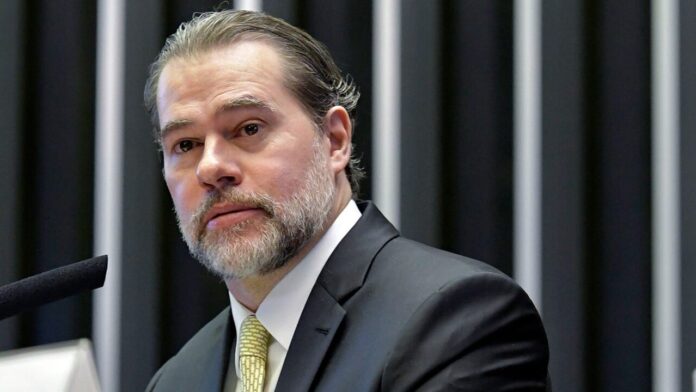 jornal-revela-que-toffoli-viajou-em-jato-particular-com-advogado-no-caso-banco-master