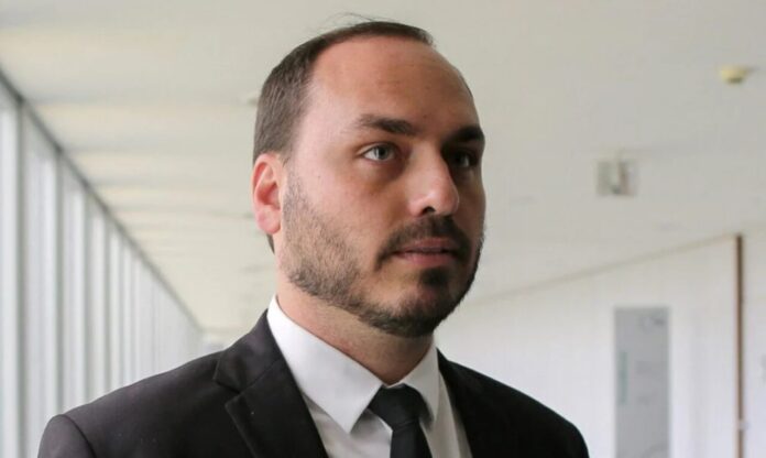 carlos-bolsonaro-anuncia-que-renunciara-ao-mandato-de-vereador-no-rio