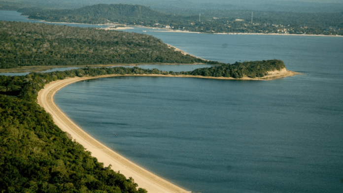 a-vila-amazonica-com-praias-de-agua-doce-e-areia-branca-que-conquistou-o-mundo