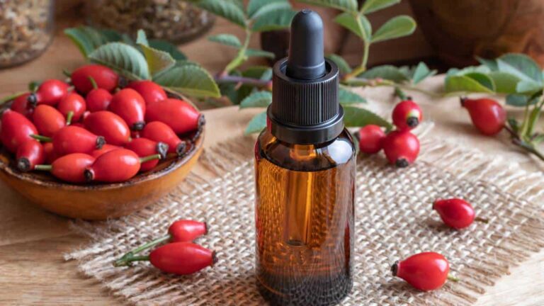 o-oleo-de-origem-natural-pode-suavizar-rugas-e-pes-de-galinha-no-rosto-e-nas-maos