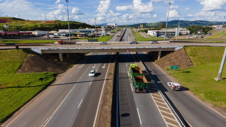 rodovia-fernao-dias-tera-r$-14,8-bilhoes-em-investimentos-apos-modernizacao-do-contrato-no-ultimo-leilao-de-2025-para-mim