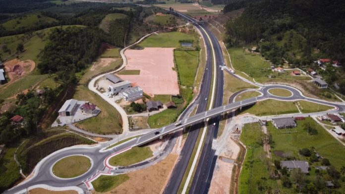 investimento-de-r$-100-milhoes-em-pacote-de-megaobras-promete-desbloquear-gargalos-historicos-na-br-101-em-sc investimento-de-r$-100-milhoes-em-pacote-de-megaobras-promete-desbloquear-gargalos-historicos-na-br-101-em-sc