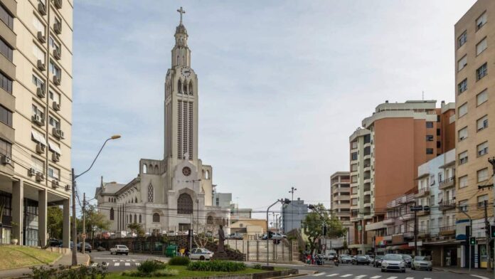 a-maior-cidade-da-serra-gaucha-se-destaca-pela-cultura-italiana,-qualidade-de-vida-e-forte-atracao-de-investimentos