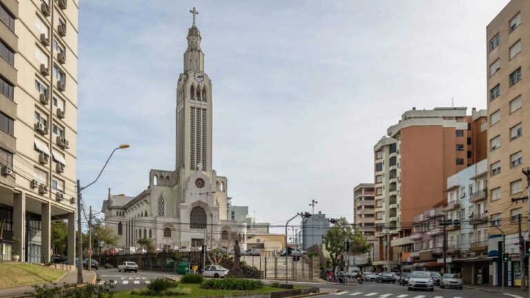 a-maior-cidade-da-serra-gaucha-se-destaca-pela-cultura-italiana,-qualidade-de-vida-e-forte-atracao-de-investimentos