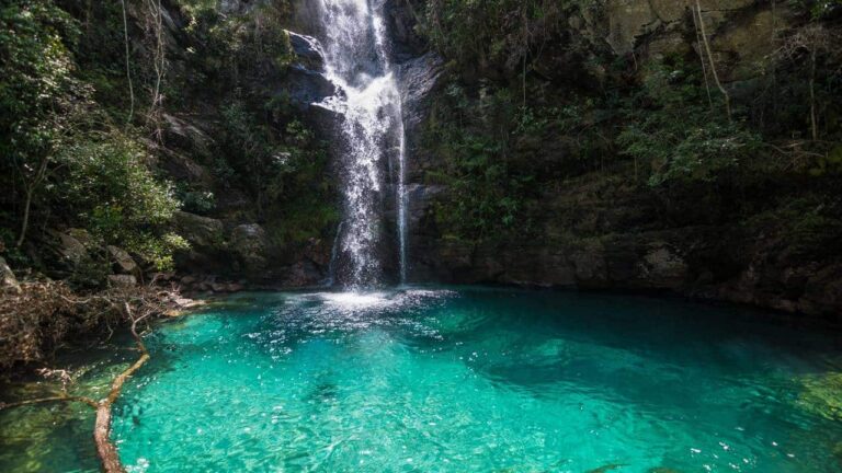 o-lugar-onde-viajantes-do-mundo-inteiro-buscam-conexao-com-a-natureza-em-um-paraiso-de-aguas-cristalinas