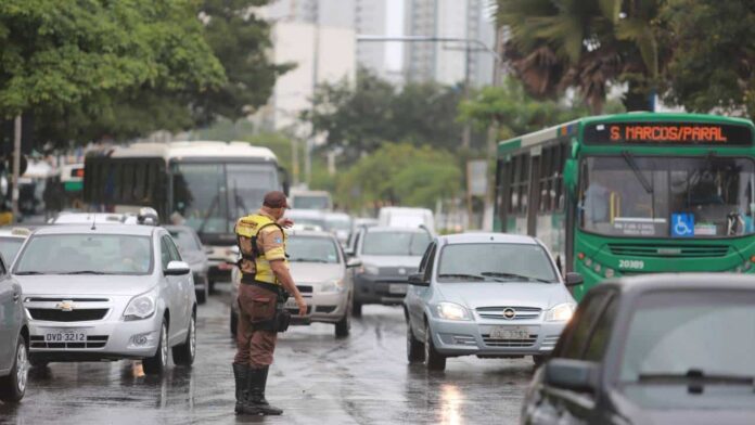 nova-regra-de-transito-pode-obrigar-motoristas-a-pagar-ate-r$-3-mil-em-despesas-extras-com-veiculos