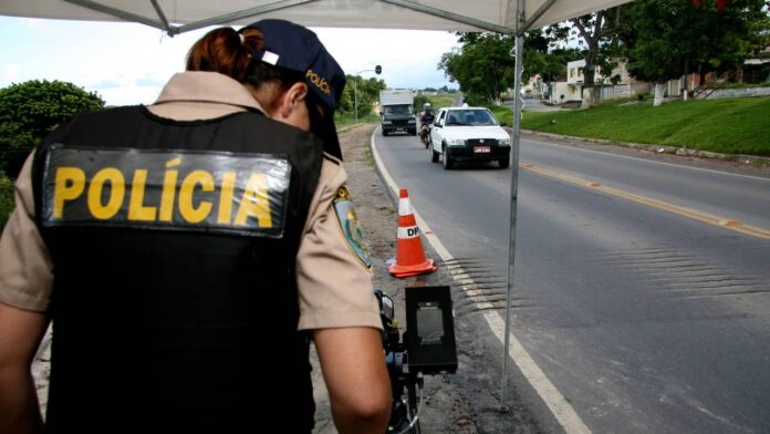 lei-do-farol-ja-esta-em-vigor-em-todo-o-brasil:-veja-as-regras-e-como-evitar-multas-em-2026