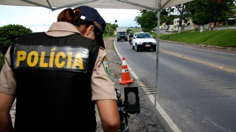 lei-do-farol-ja-esta-em-vigor-em-todo-o-brasil:-veja-as-regras-e-como-evitar-multas-em-2026