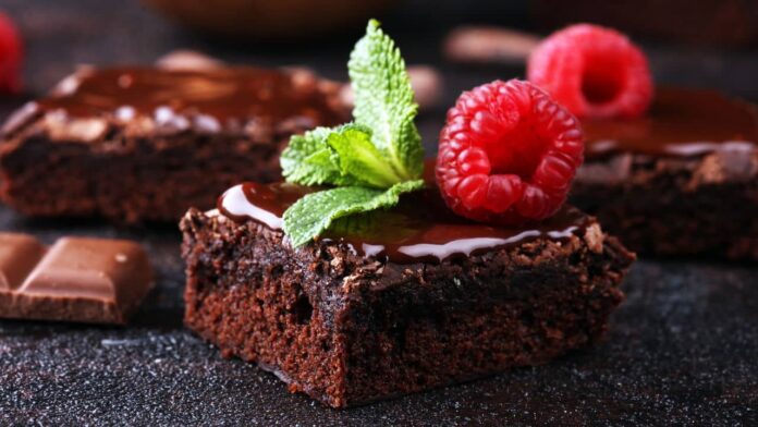 brownie-low-carb-sem-farinha-nem-acucar-fica-pronto-em-poucos-minutos-e-serve-para-quem-quer-um-doce-rapido-e-leve