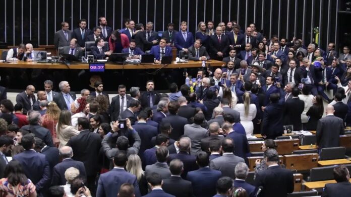 aumento-para-funcionarios-do-senado-e-da-camara-e-aprovado-pelo-congresso-e-abre-caminho-para-salarios-acima-do-teto