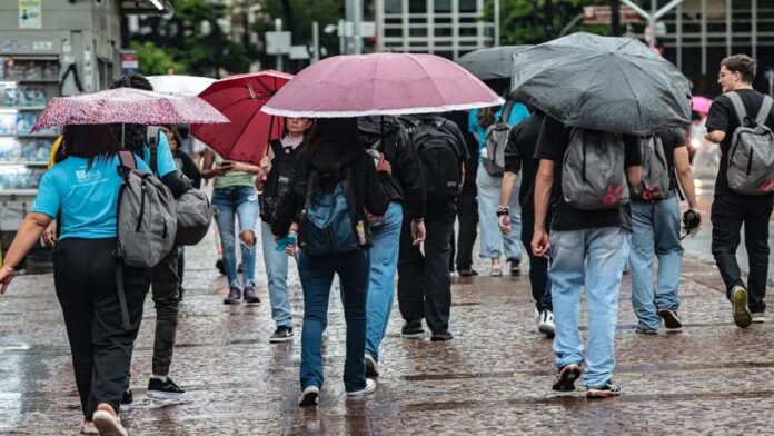 fortes-chuvas-no-litoral-de-sp-colocam-regiao-em-alerta-laranja-do-inmet-e-previsao-do-tempo-e-revelada fortes-chuvas-no-litoral-de-sp-colocam-regiao-em-alerta-laranja-do-inmet-e-previsao-do-tempo-e-revelada