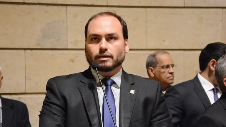 carlos-revela-que-defesa-de-bolsonaro-entrou-com-novo-pedido-de-prisao-domiciliar