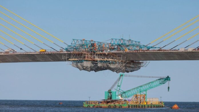 ponte-de-guaratuba-avaliada-em-mais-de-r$-400-milhoes-atinge-91%-das-obras-com-trecho-estaiado-quase-pronto-e-160-vigas-instaladas,-pro