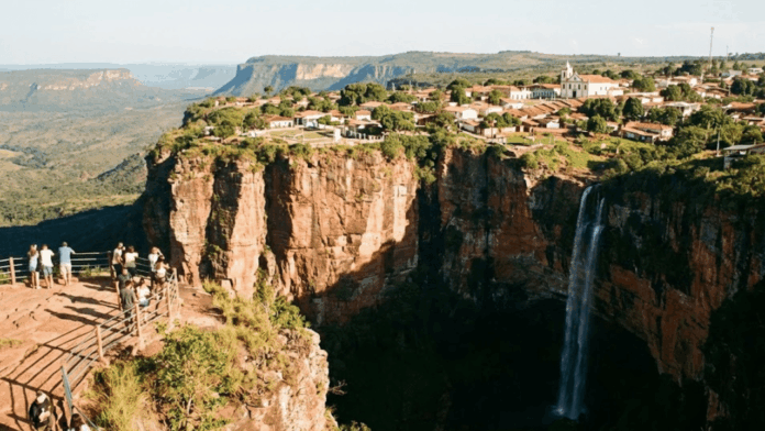onde-uma-falesia-protege-uma-cidade-cercada-por-muralhas-gigantescas-que-chegam-a-800m-de-altitude-e-paisagens-deslumbrantes onde-uma-falesia-protege-uma-cidade-cercada-por-muralhas-gigantescas-que-chegam-a-800m-de-altitude-e-paisagens-deslumbrantes