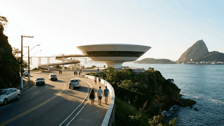 a-“cidade-sorriso”-e-o-lugar-preferido-para-morar-bem-perto-do-rio,-com-seguranca-reforcada-e-praias-entre-montanhas