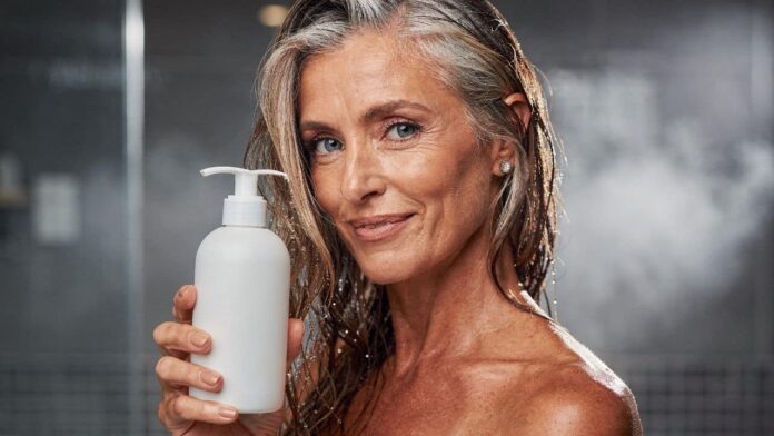 5-shampoos-baratos-que-ajudam-a-cobrir-os-cabelos-grisalhos-sem-sobrecarregar-os-fios-com-produtos-quimicos-agressivos 5-shampoos-baratos-que-ajudam-a-cobrir-os-cabelos-grisalhos-sem-sobrecarregar-os-fios-com-produtos-quimicos-agressivos