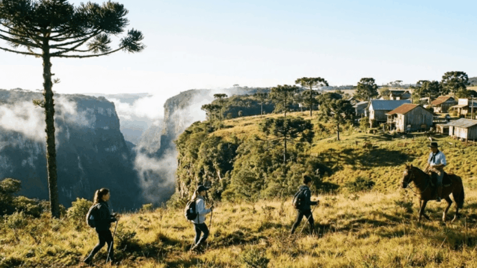 a-“porta-dos-canyons”-encanta-com-suas-paisagens-no-rs-e-esta-atraindo-quem-ama-o-frio-com-a-tranquilidade-das-montanhas.