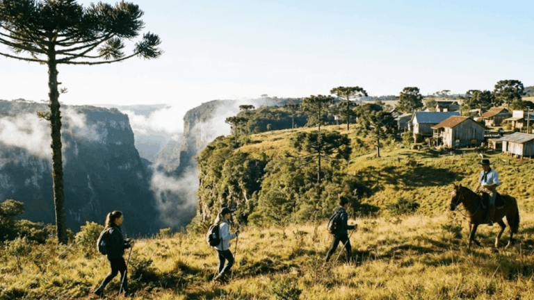 a-“porta-dos-canyons”-encanta-com-suas-paisagens-no-rs-e-esta-atraindo-quem-ama-o-frio-com-a-tranquilidade-das-montanhas.