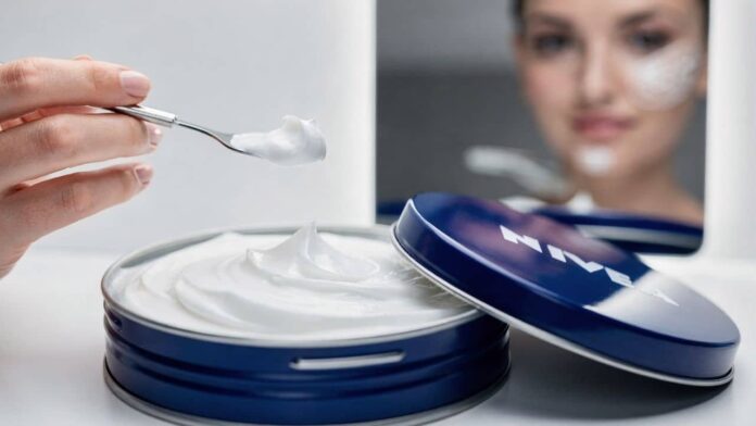 a-mascara-noturna-vira-moda-entre-as-mulheres-maduras-que-usam-o-creme-nivea-no-rosto-para-selar-a-hidratacao-profunda a-mascara-noturna-vira-moda-entre-as-mulheres-maduras-que-usam-o-creme-nivea-no-rosto-para-selar-a-hidratacao-profunda