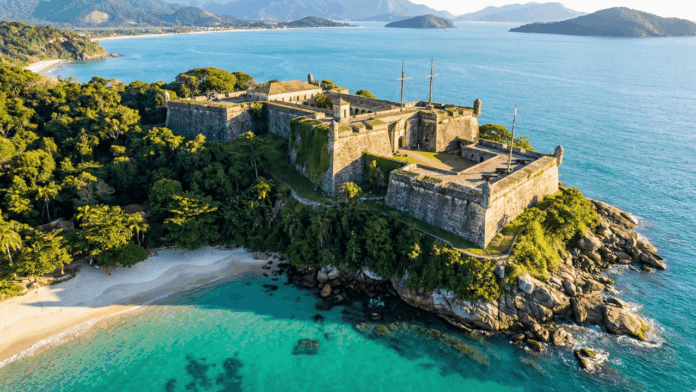 praia-do-norte-de-santa-catarina-abriga-um-forte-militar-desativado-e-um-mar-azul-cristalino-que-encanta-os-visitantes