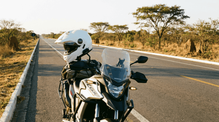 descubra-o-que-significa-quando-um-capacete-esta-apoiado-no-espelho-retrovisor-de-uma-motocicleta-parada-na-estrada