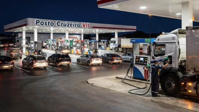 o-maior-posto-de-gasolina-do-brasil-opera-32-bombas-e-mantem-um-hotel-com-84-quartos-em-uma-area-de-200-mil-metros-quadrados o-maior-posto-de-gasolina-do-brasil-opera-32-bombas-e-mantem-um-hotel-com-84-quartos-em-uma-area-de-200-mil-metros-quadrados