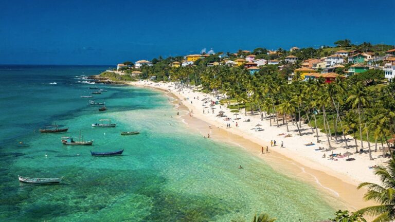 vila-do-nordeste-que-proibiu-carros-virou-simbolo-de-vida-simples,-tranquila-e-preservada