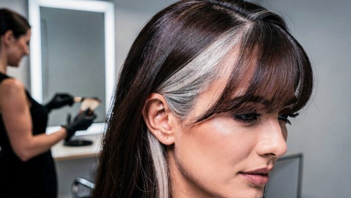adeus-as-tinturas-mensais:-a-nova-tendencia-que-ajuda-a-manter-o-aspecto-natural-e-esconde-os-cabelos-grisalhos adeus-as-tinturas-mensais:-a-nova-tendencia-que-ajuda-a-manter-o-aspecto-natural-e-esconde-os-cabelos-grisalhos