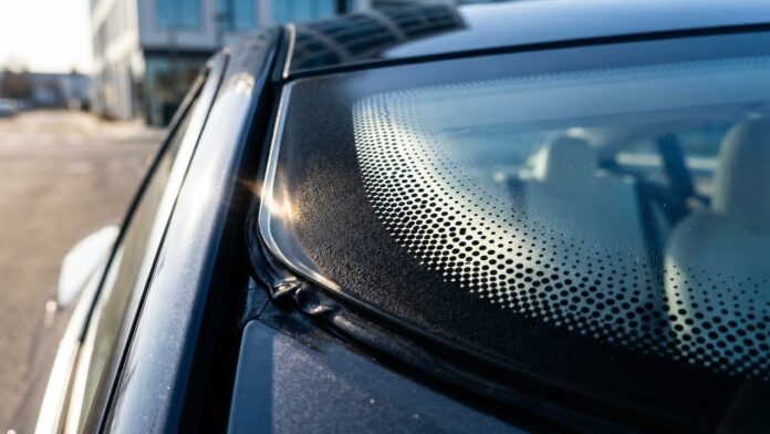 quase-ninguem-percebe,-mas-os-pontos-no-vidro-do-carro-tem-funcao-essencial