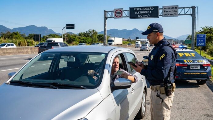 parece-exagero,-mas-ultrapassar-o-limite-de-velocidade-em-mais-de-50%-pode-resultar-em-multa-de-r$-880-e-suspensao-da-cnh. parece-exagero,-mas-ultrapassar-o-limite-de-velocidade-em-mais-de-50%-pode-resultar-em-multa-de-r$-880-e-suspensao-da-cnh.