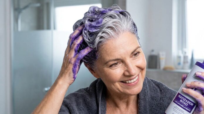 tecnica-para-cabelos-grisalhos-utiliza-shampoo-com-pausa-de-2-minutos-e-limite-de-3-lavagens-por-semana