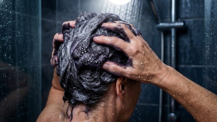 adeus-cabelos-grisalhos:-3-otimos-shampoos-que-ajudam-sem-precisar-de-tintura adeus-cabelos-grisalhos:-3-otimos-shampoos-que-ajudam-sem-precisar-de-tintura