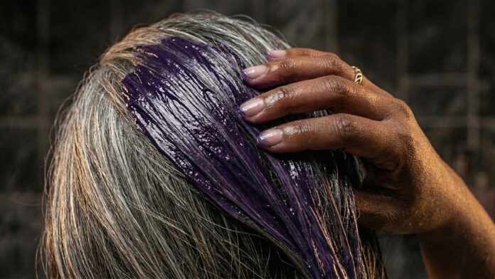 4-shampoos-matizadores-baratos-de-ate-r$-50-que-escondem-ate-40%-dos-cabelos-grisalhos-no-banho-sem-amonia 4-shampoos-matizadores-baratos-de-ate-r$-50-que-escondem-ate-40%-dos-cabelos-grisalhos-no-banho-sem-amonia