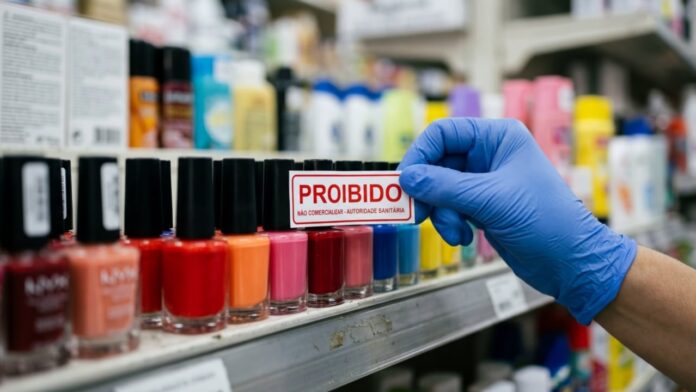 anvisa-proibe-cosmeticos-apos-risco-a-saude-e-ordena-retirada-de-produtos