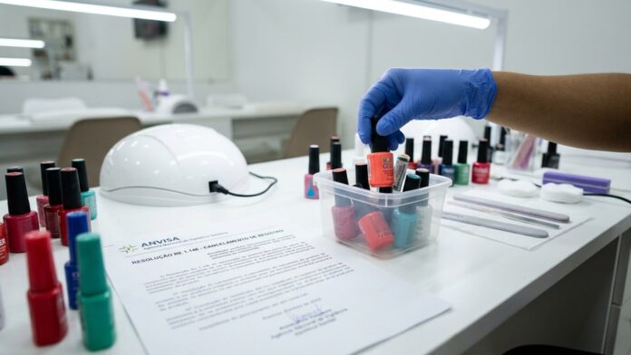 anvisa-barra-produtos-para-unhas-com-produtos-quimicos-perigosos-vendidos-no-mercado
