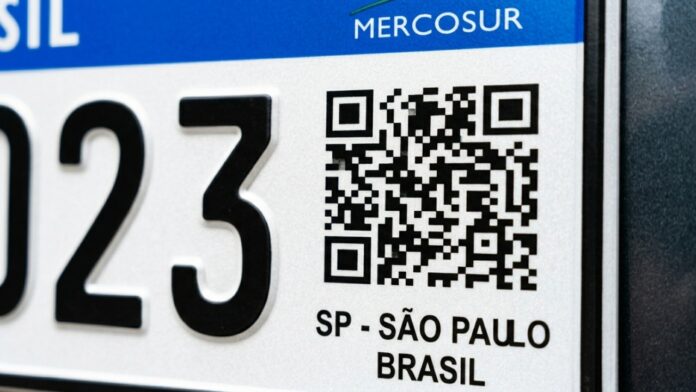 esse-detalhe-na-placa-do-mercosul-esta-fazendo-com-que-motoristas-percam-o-carro-e-4-pontos-na-carteira-com-multa-de-r$-r$-130,16. esse-detalhe-na-placa-do-mercosul-esta-fazendo-com-que-motoristas-percam-o-carro-e-4-pontos-na-carteira-com-multa-de-r$-r$-130,16.