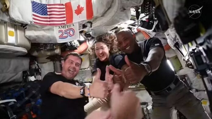 donald-trump-conversa-com-astronautas-da-artemis-ii-e-elogia-missao-historica-na-lua