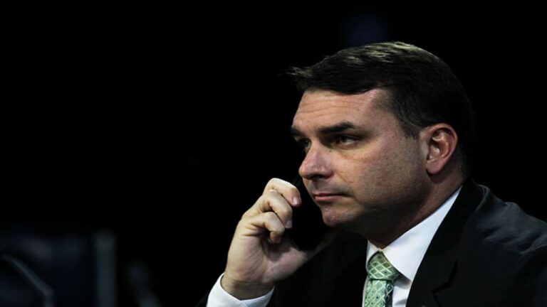 jornal-britanico-afirma-que-familia-bolsonaro-ja-ensaia-retorno-ao-poder-no-brasil-apos-reves-politico