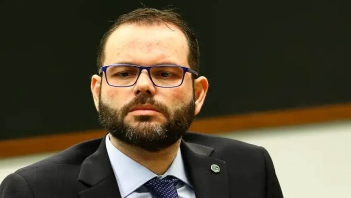 a-troca-de-farpas-entre-nikolas-ferreira-e-jorge-seif-foi-marcada-por-duras-criticas-em-um-grupo-de-whatsapp:-“vagabundo”