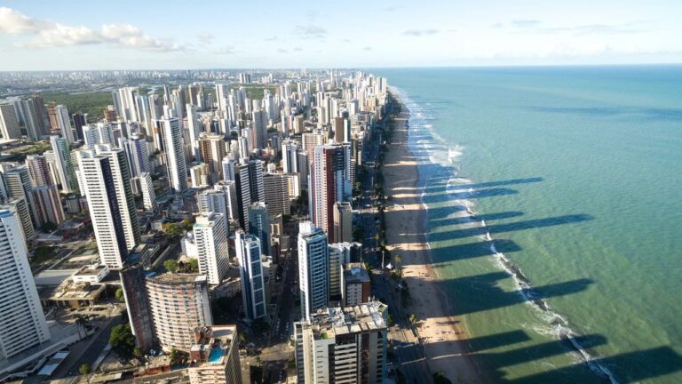 praias-com-aguas-mornas-o-ano-todo-e-sol-quase-todos-os-dias:-a-capital-do-nordeste-esta-se-tornando-um-dos-maiores-destinos